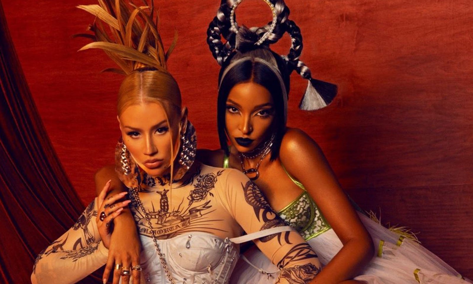 Iggy Azalea lança lyric video de “DLNW”, sua parceria com Tinashe