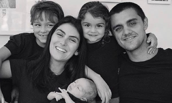 Mariana Uhlmann, mulher de Felipe Simas, promove live em seu Instagram sobre o tema “Quem disse que família tem um só tamanho”?