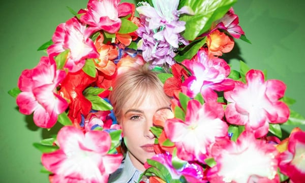 Hayley Williams lança primeiro álbum solo, 'Petals For Armor'