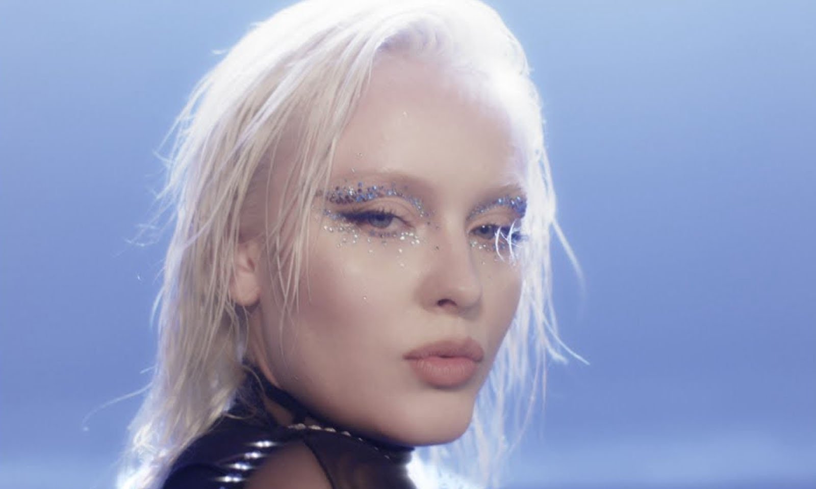 Zara Larsson lança 'Love Me Land', música sobre amor próprio