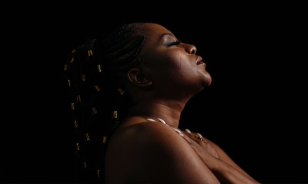 Karin Hils divulga novo single; vem ouvir 'Nossa Lei'