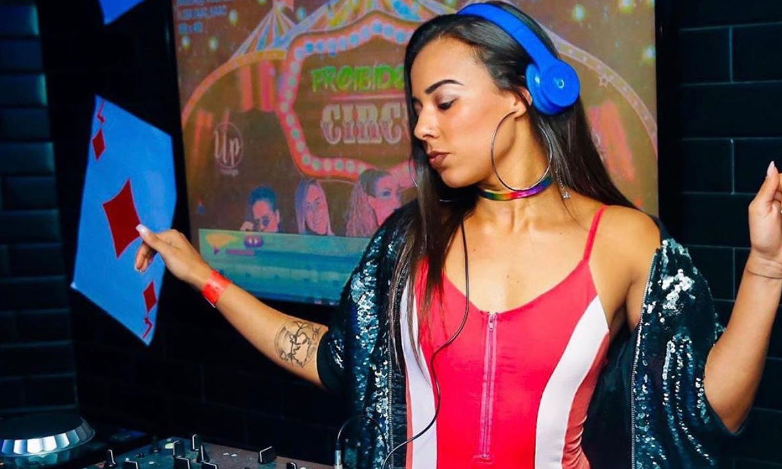 DJ Laura Atalla conta situações de assédio e pontua: 'existem outros elogios que as DJS mulheres podem receber que não sejam de conotação sexual'