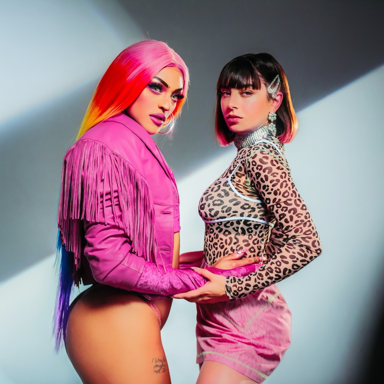 'Flash Pose': Pabllo Vittar divulga fotos dos bastidores de novo clipe com Charli XCX