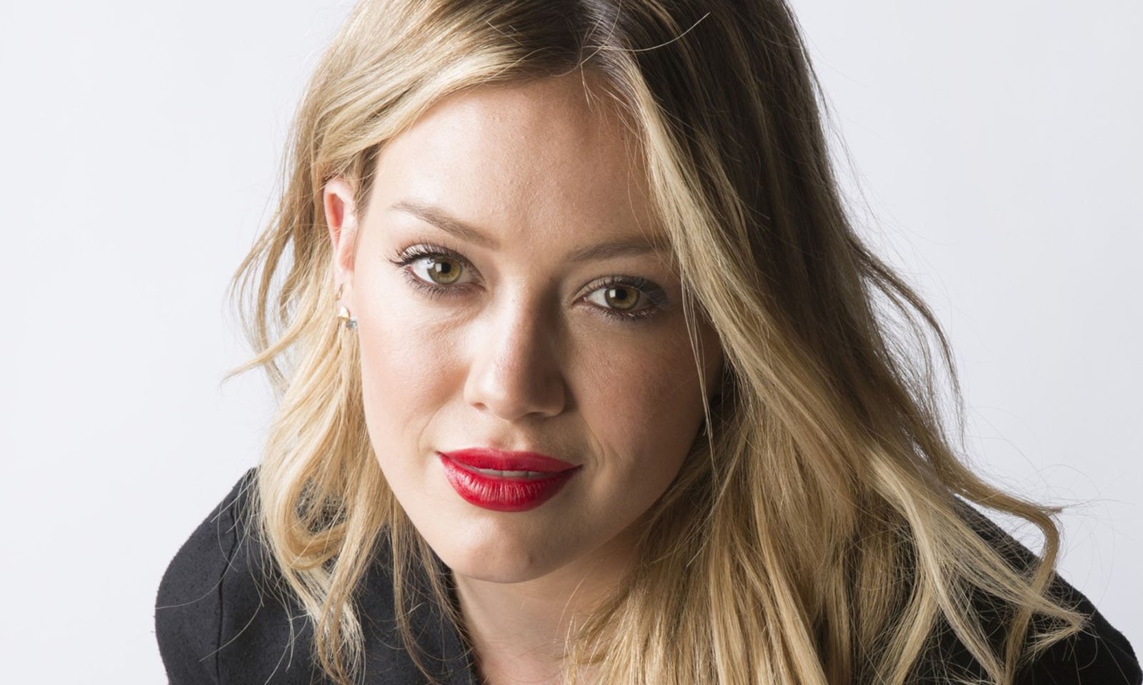 Teoria da conspiração acusa Hilary Duff de tráfico de crianças