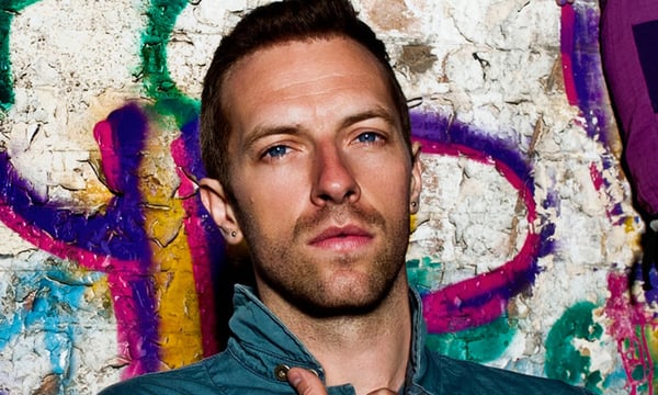 Chris Martin, vocalista do Coldplay, fala sobre experiência de tocar no Brasil: “É como injetar uma droga de felicidade”
