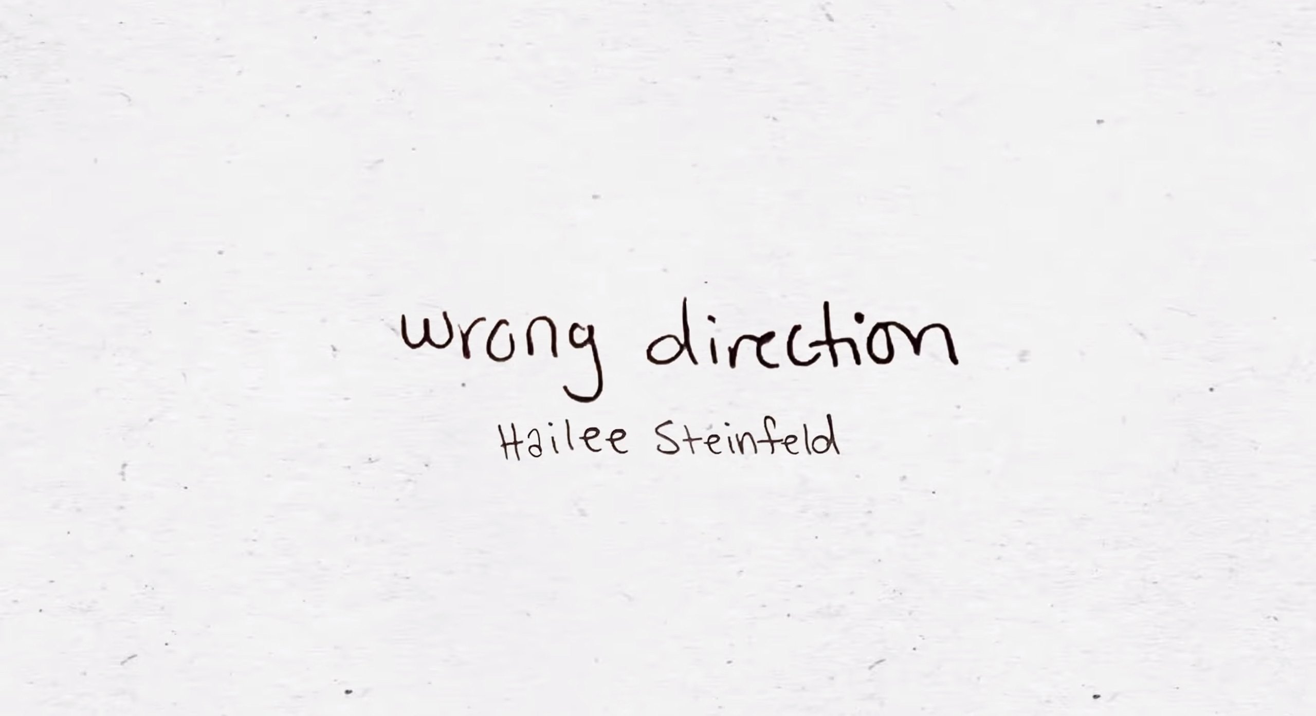 Hailee Steinfeld lança "Wrong Direction" com direito a lyric video