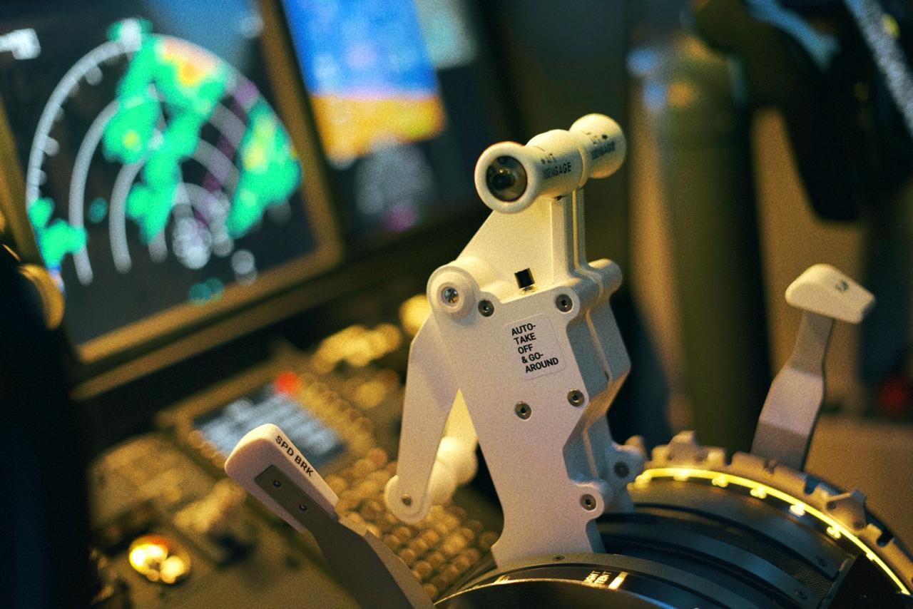 Close-up of throttle controls in Boeing 737 simulator