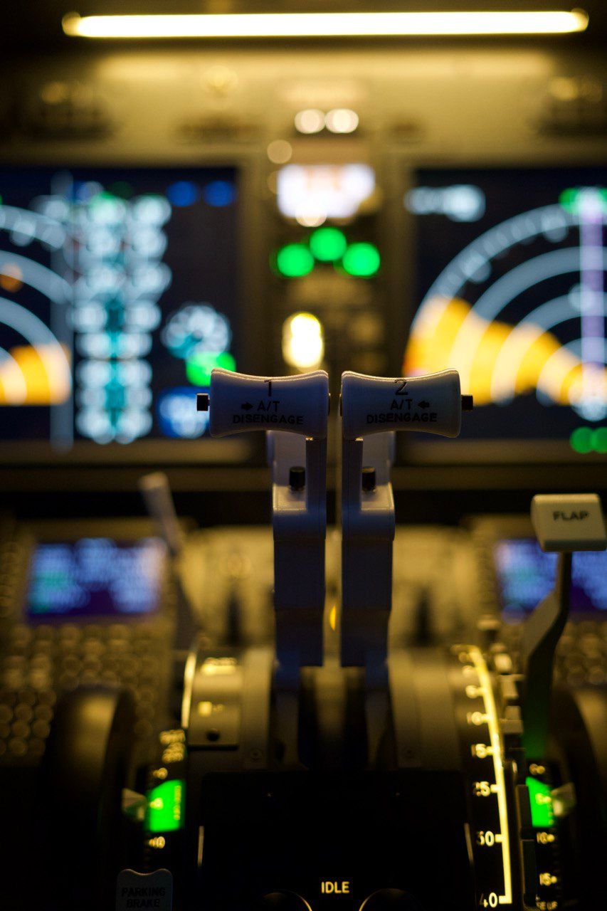 Throttle controls in Boeing 737 simulator cockpit