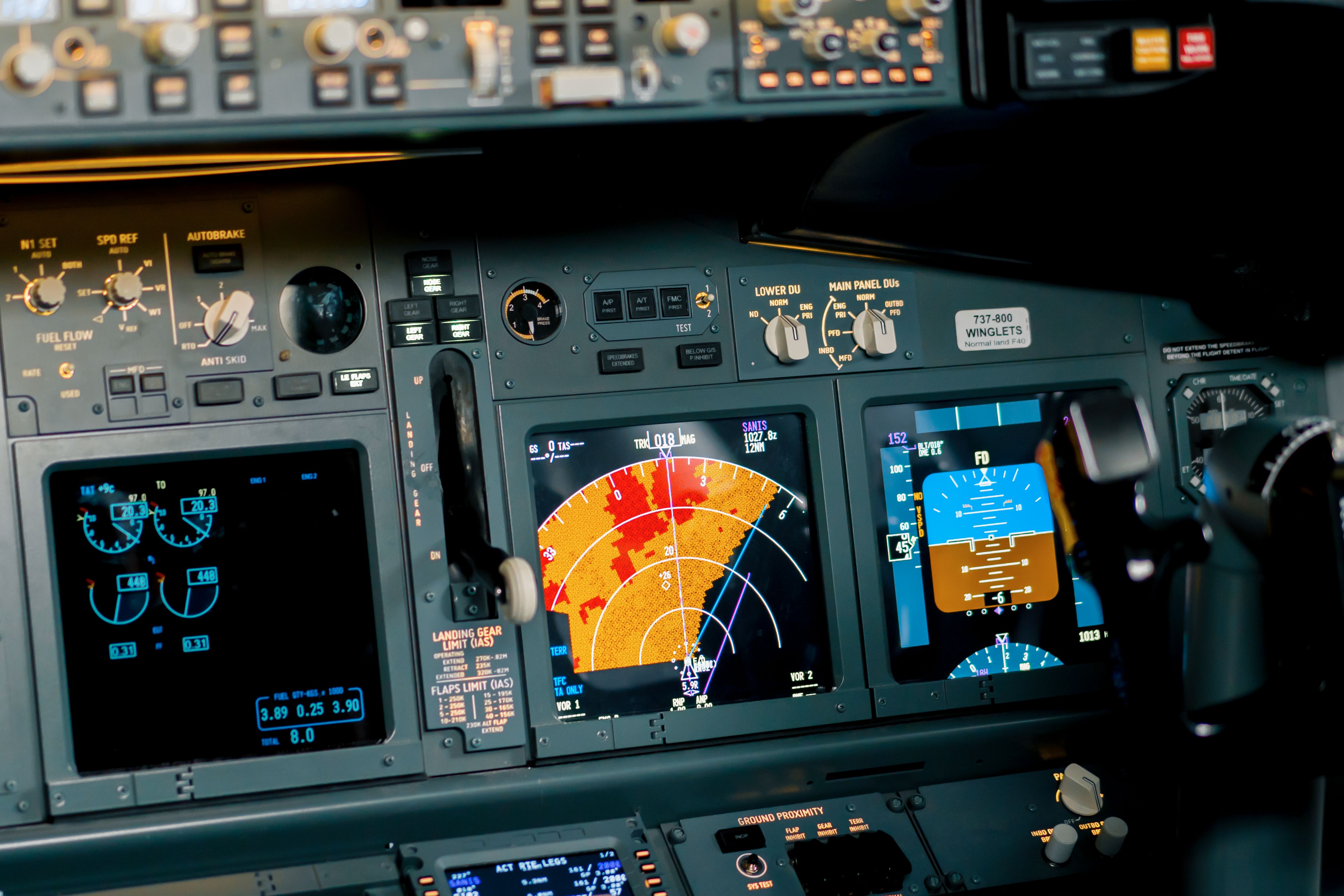 Flight maps and navigation displays in Boeing 737 simulator