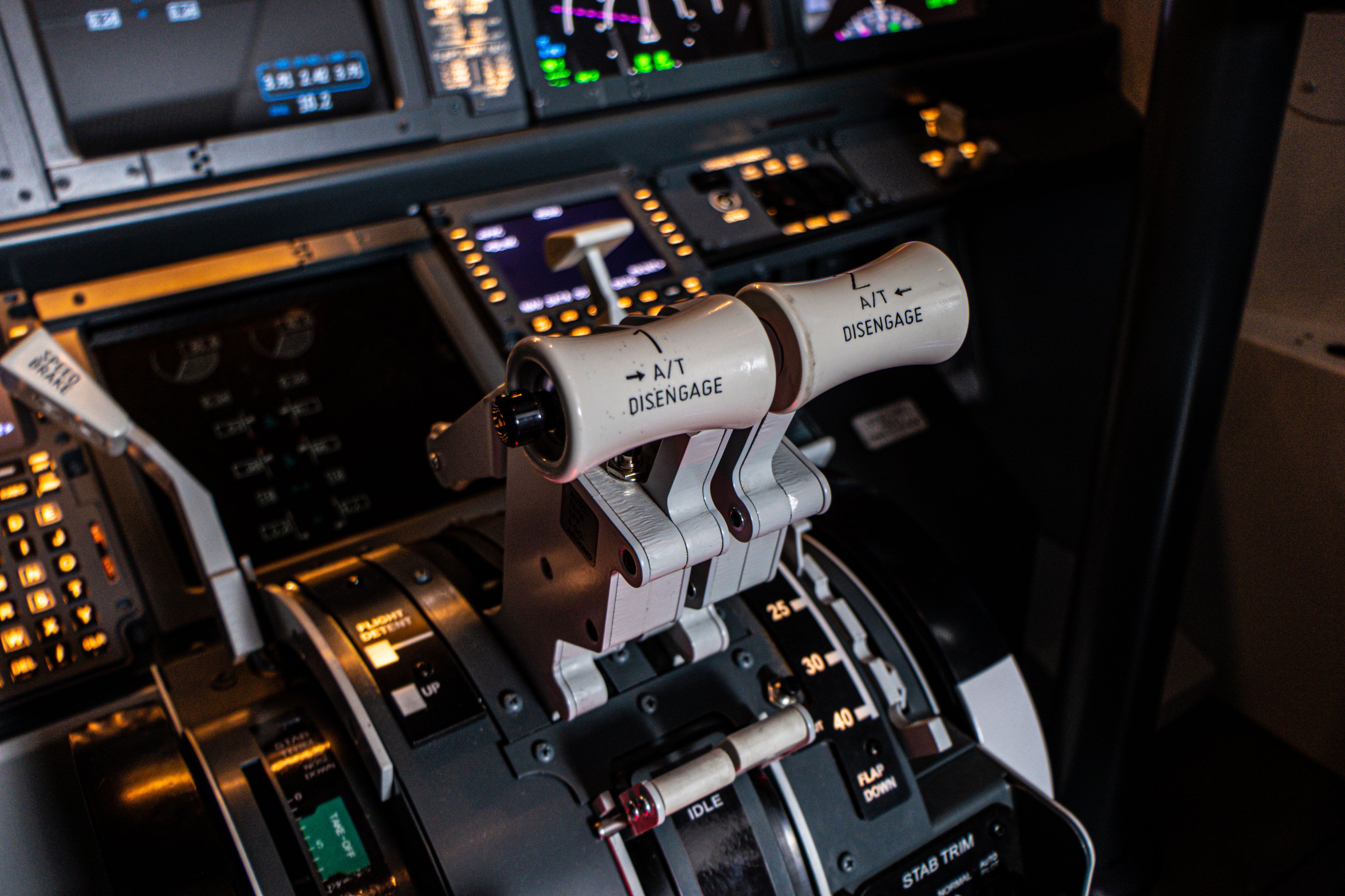 Engine thrust control panel in Boeing 737 simulator