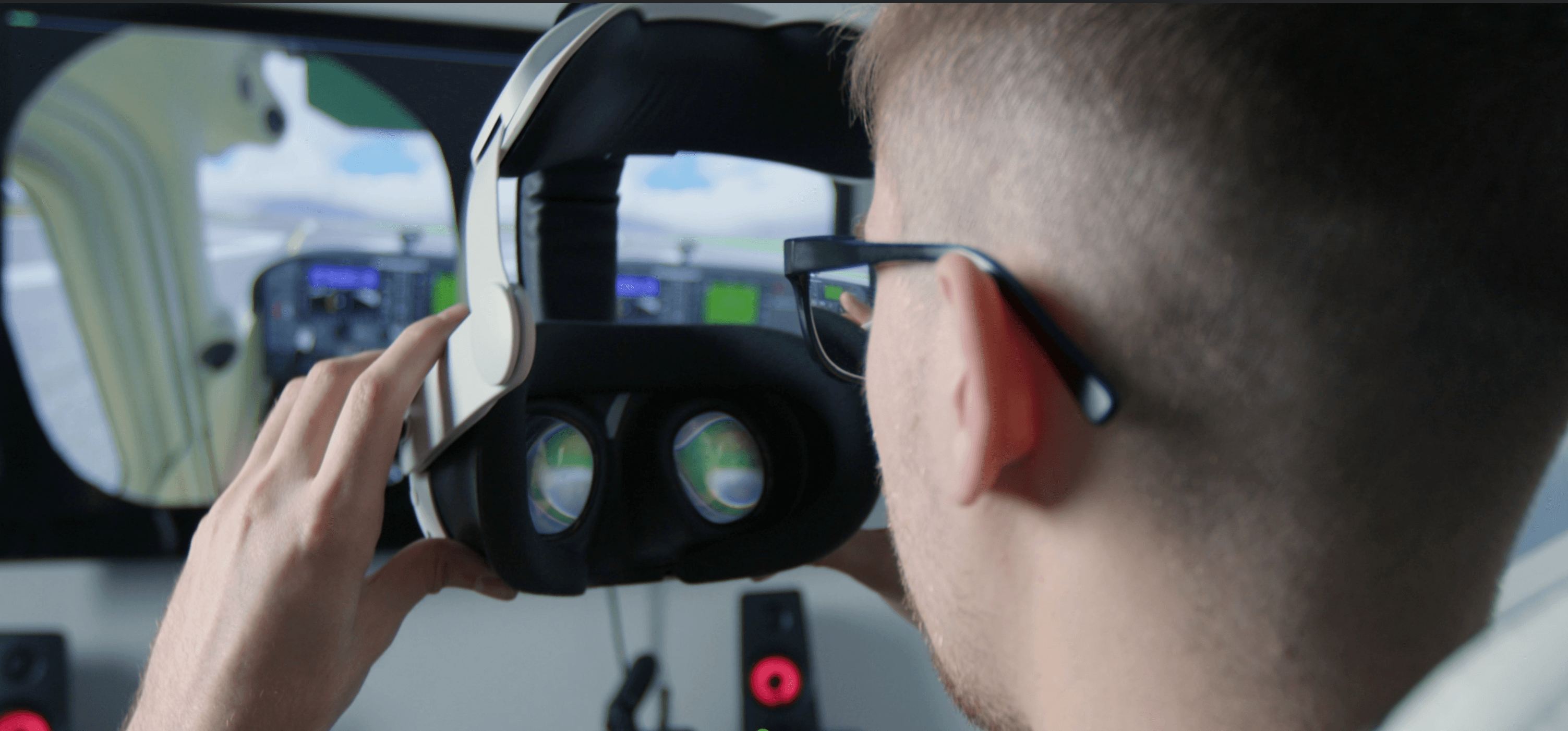 VR helmet for Cessna flight simulator experience