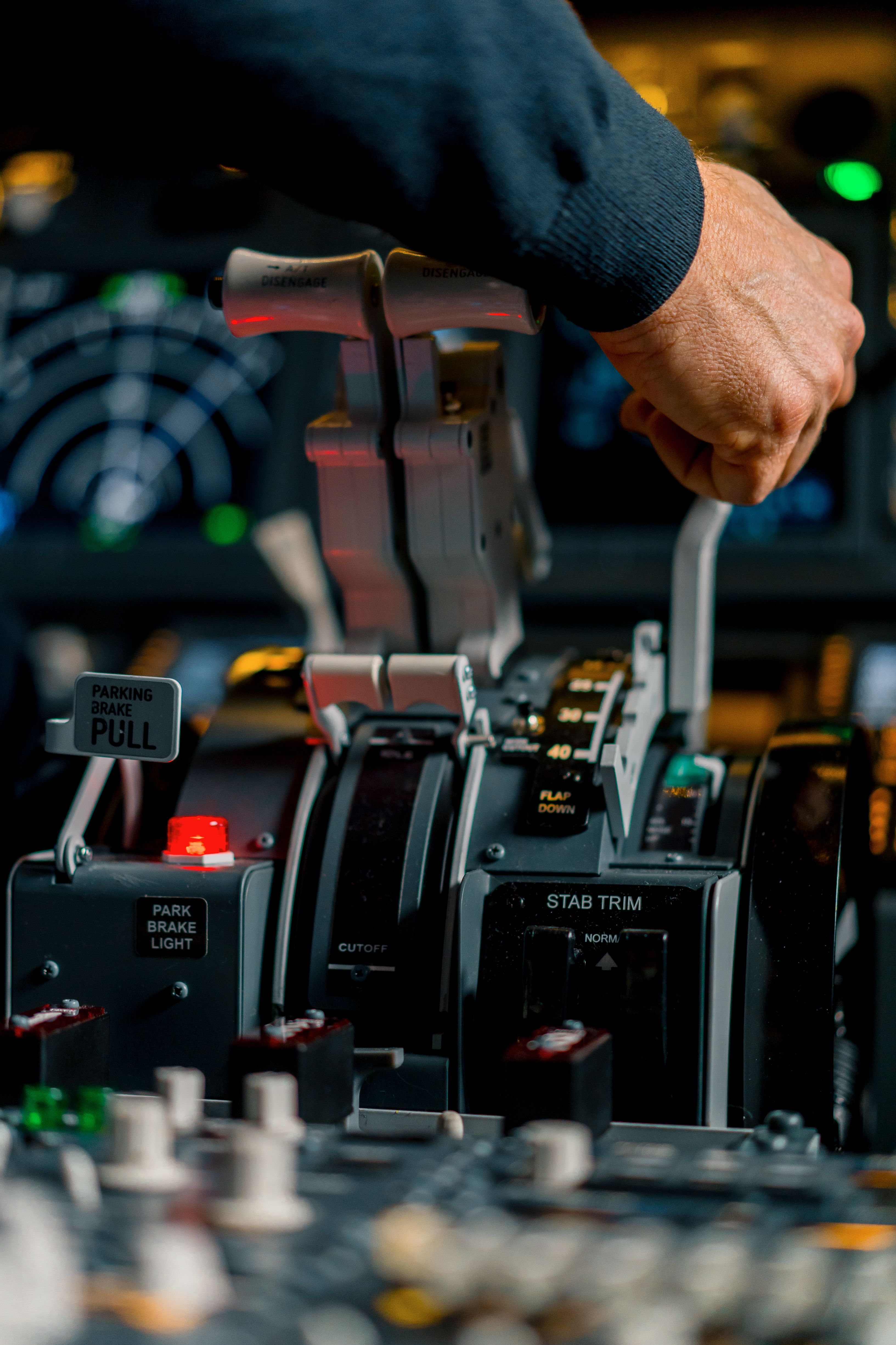 Engine thrust switches for maneuvering in Boeing 737 simulator