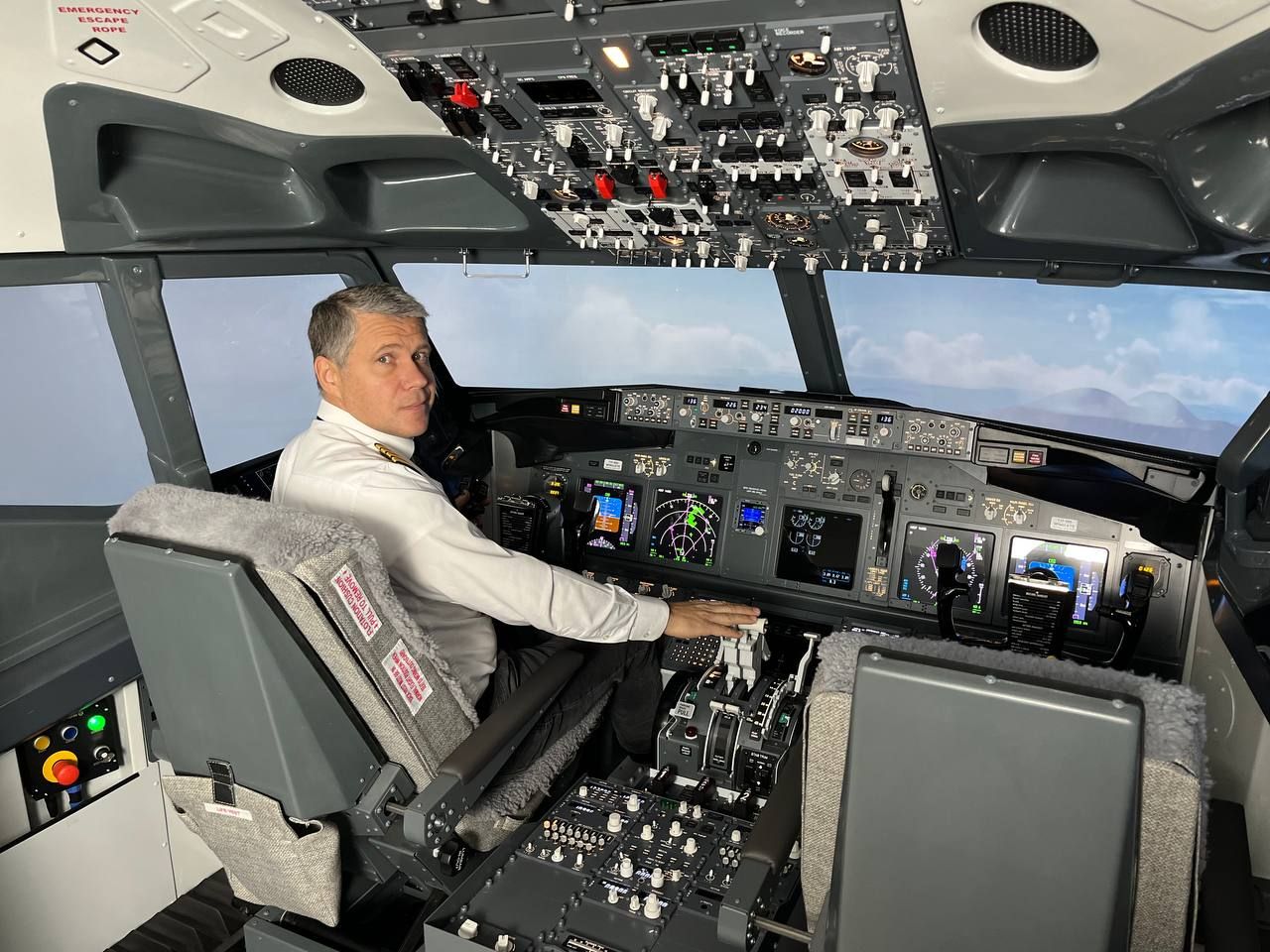 Засновник Aviasim у кабіні авіасимулятора