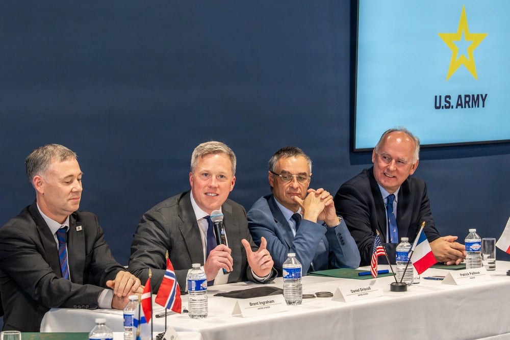 Arméminister Dan Driscoll undertecknar avtal vid Eurosatory 2026