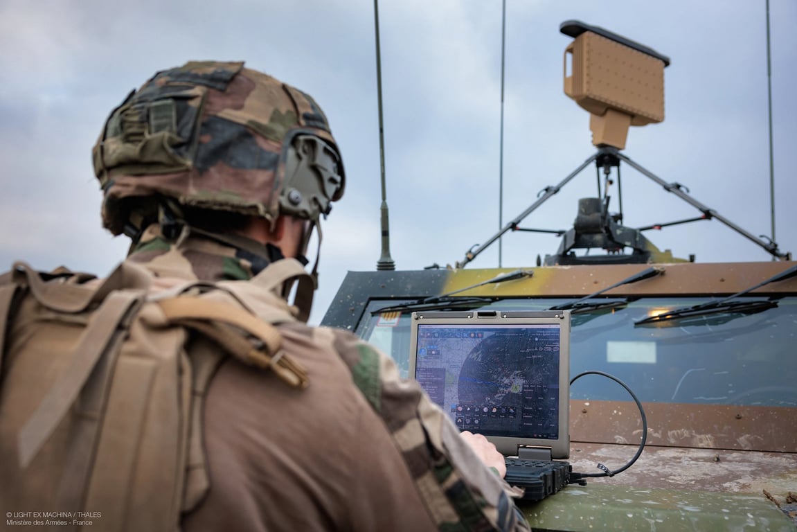 Thales GroundMaster 200 MMA radarenhet i fältmiljö