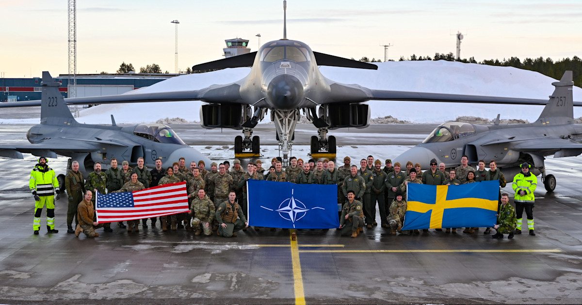 B-1B Lancer øver med JAS 39 Gripen under Vanguard Adler