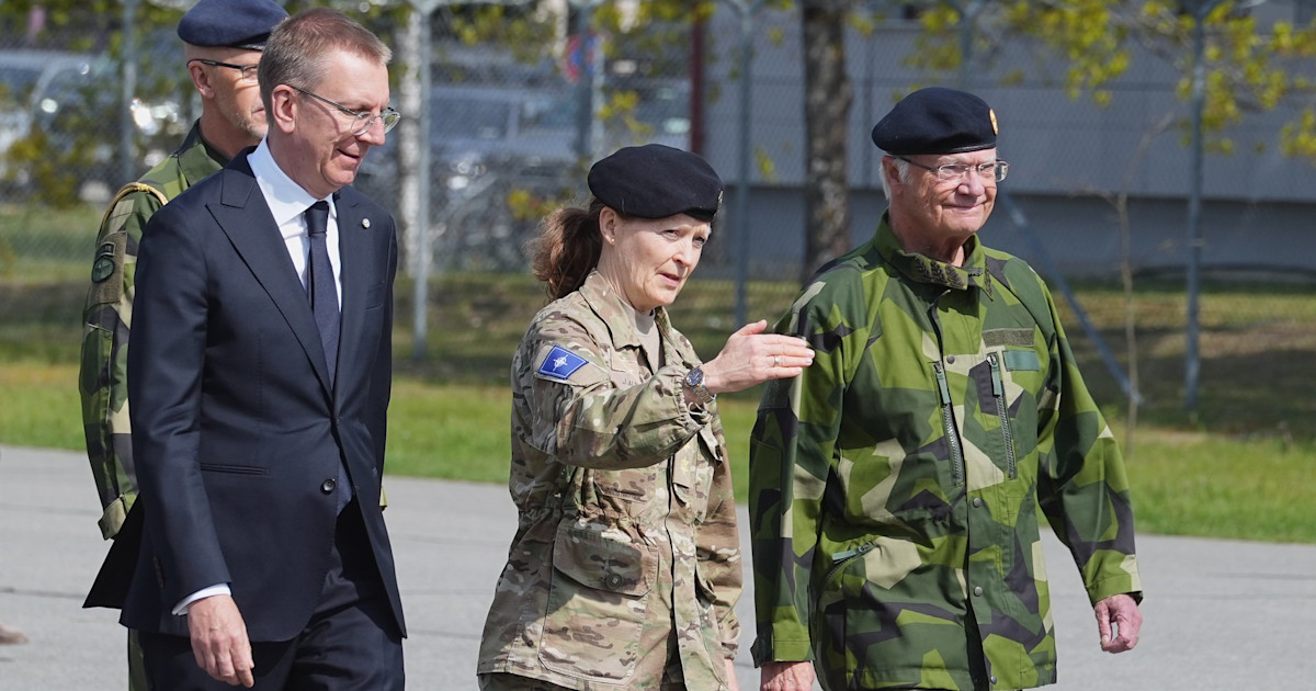 Kungen besöker svensk trupp i Lettland