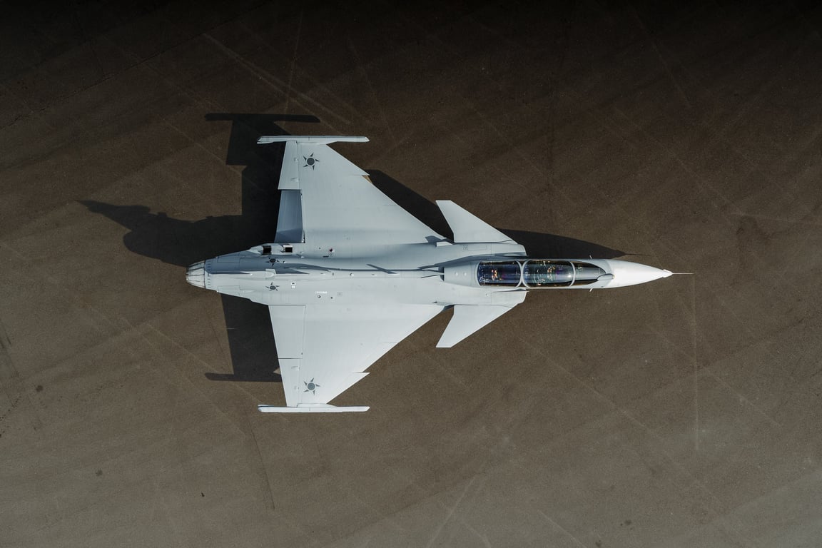 Saab Gripen F tvåsitsigt stridsflygplan uppställt i hangarmiljö