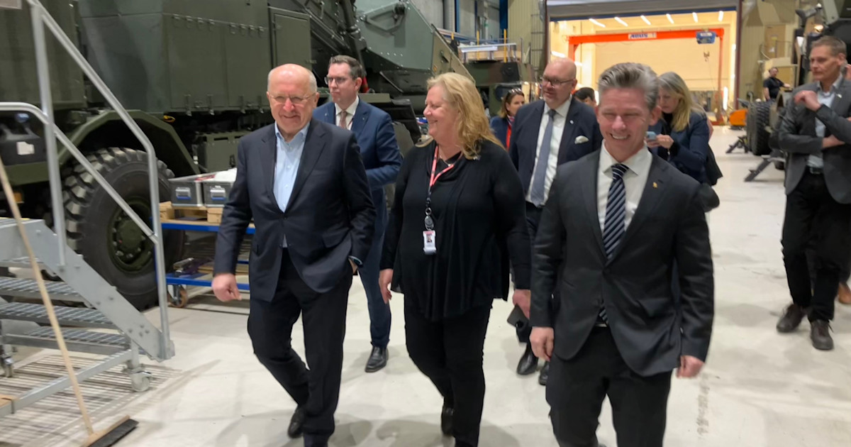 EU:n puolustuskomissaari vierailulla Ruotsissa