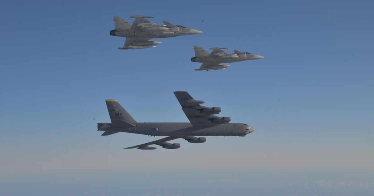 Amerikanskt bombflyg över riksdagen