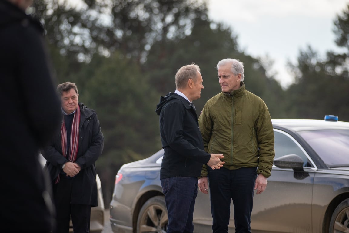 Støre og Tusk besøger ukrainske soldater i Polen