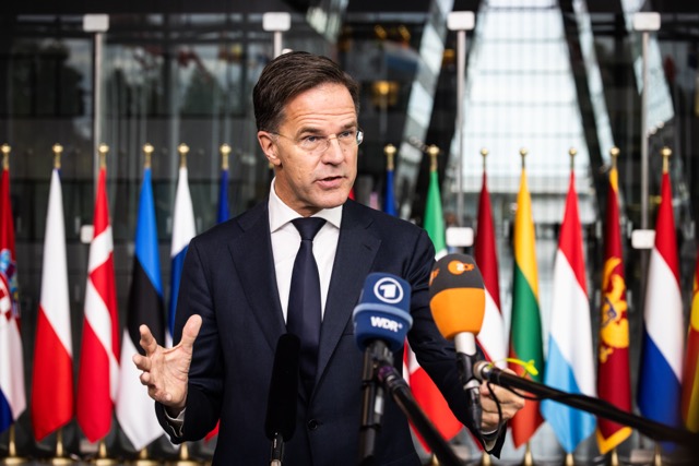 Natos generalsekretær rejser til Paris til møde om Ukraine