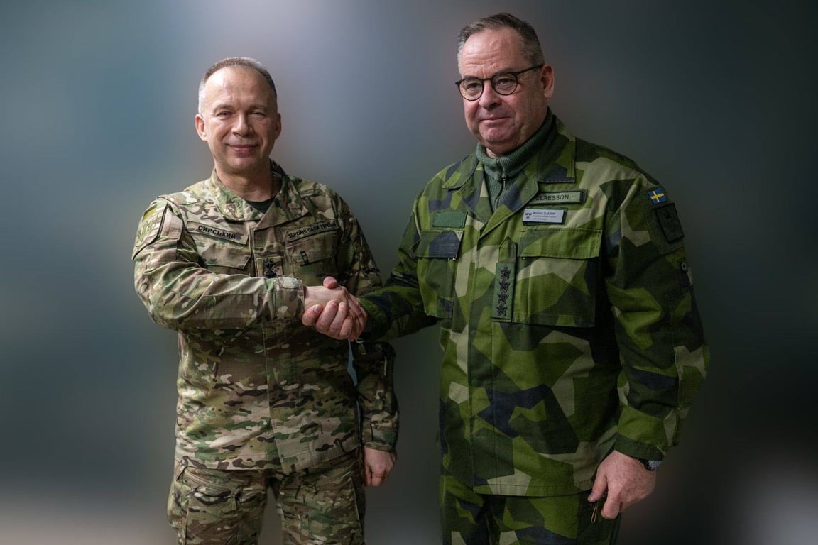 Sveriges överbefälhavare besöker Syrskyj 