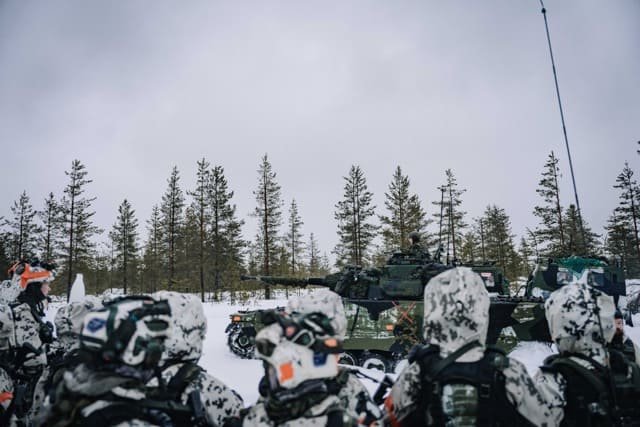 Finland and allies practise artillery in the north