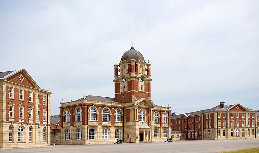 Primer cadete finlandés graduado en Sandhurst