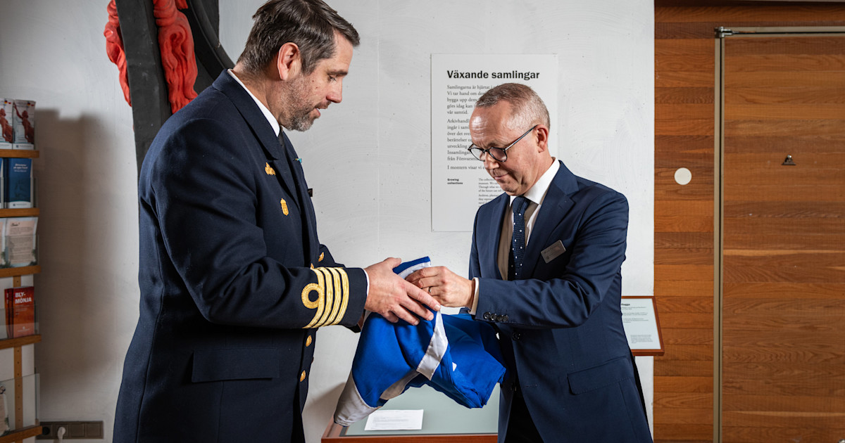 Marinemuseet mottar Marinens første NATO-flagg