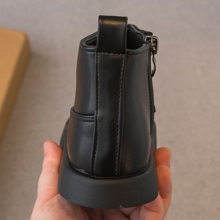 M044 Giày Bốt Bé Gái & Bé Trai Cổ Ngắn Da Mềm Mũi Tròn – Boots Trẻ Em Khóa Kéo Hông Tinh Tế Đế Đúc Êm Chân Đi Học, Đi Play, Du Lịch (Size 26 - 36)