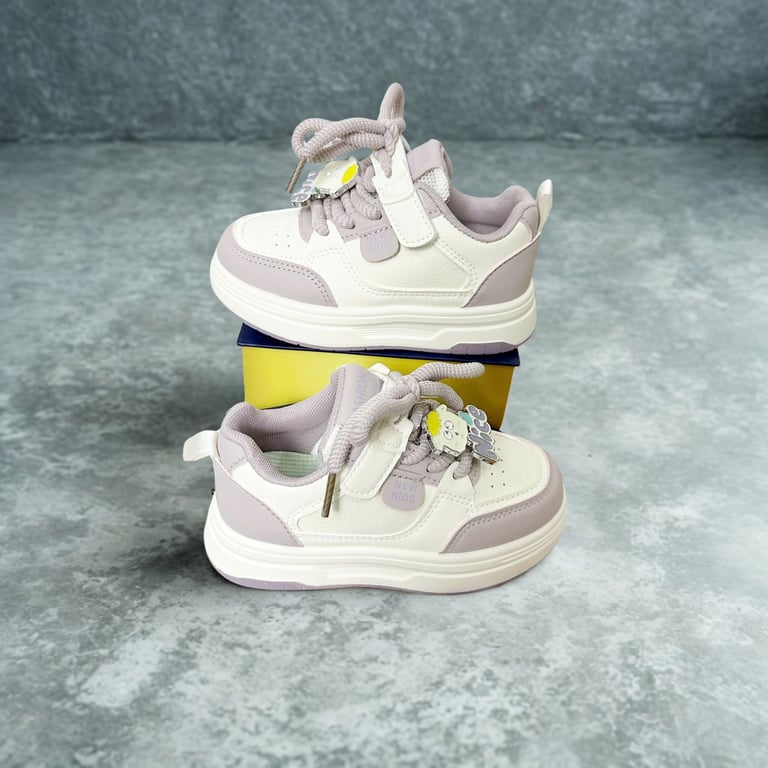 M138 Giày Sneaker Thể Thao Trẻ Em Da Mềm Đính Charm Hoạt Hình Dễ Thương (Màu Trắng Đen / Trắng Tím Pastel)