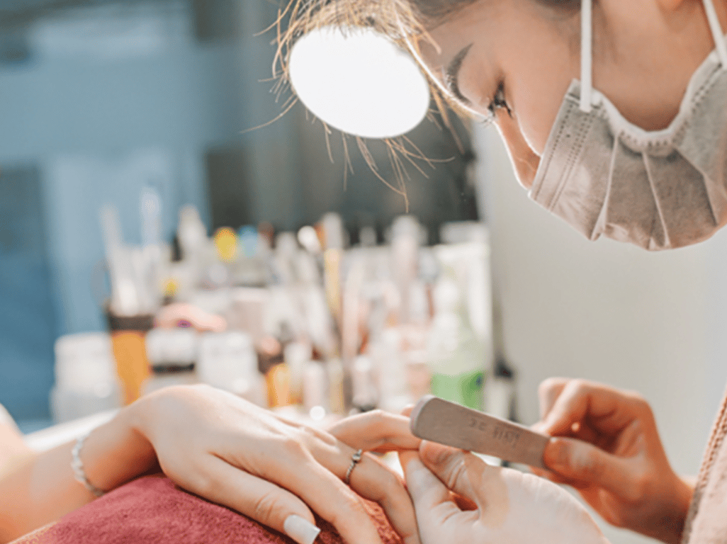 Làm nghề nail có độc hại không? Cách bảo vệ sức khỏe khi làm thợ nail
