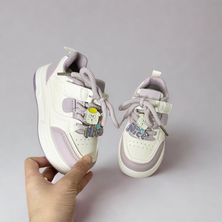 M138 Giày Sneaker Thể Thao Trẻ Em Da Mềm Đính Charm Hoạt Hình Dễ Thương (Màu Trắng Đen / Trắng Tím Pastel)