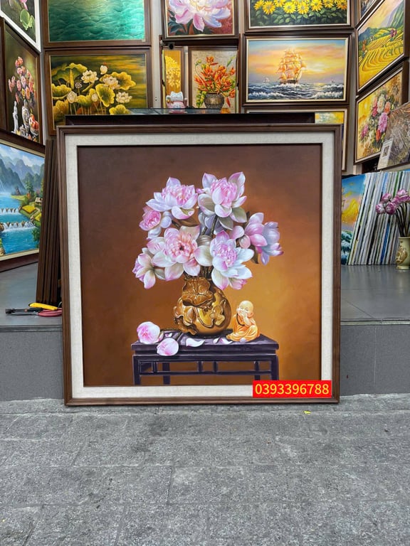 Tranh Hoa Sen Cổ Điển Trong Bình Gốm Nghệ Thuật