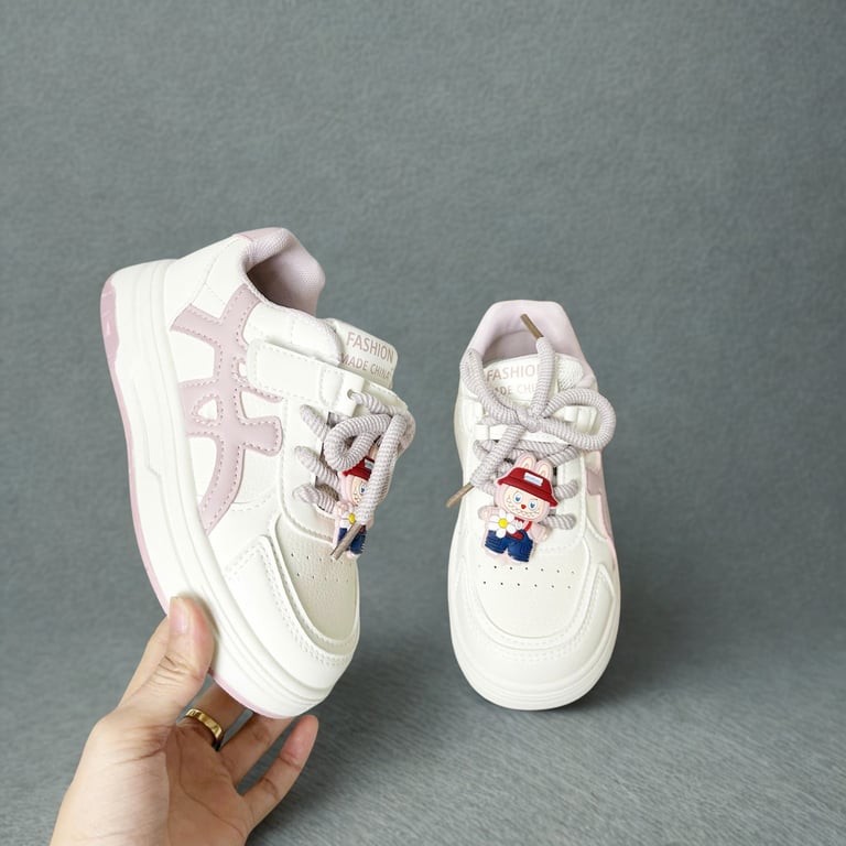 M138 Giày Sneaker Thể Thao Trẻ Em Da Mềm Đính Charm Hoạt Hình Dễ Thương (Màu Trắng Đen / Trắng Tím Pastel)