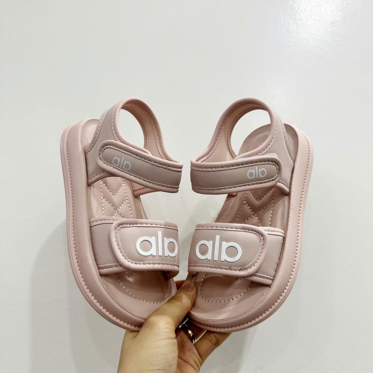 M195 Sandal Quai Dán Chữ Hàn Quốc Cho Bé Gái (Size 26-37)