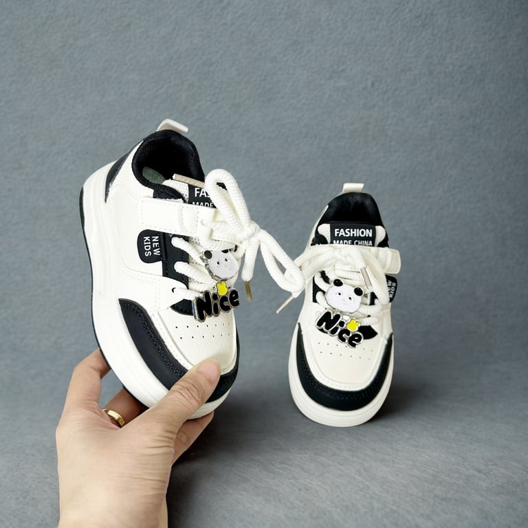 M138 Giày Sneaker Thể Thao Trẻ Em Da Mềm Đính Charm Hoạt Hình Dễ Thương (Màu Trắng Đen / Trắng Tím Pastel)
