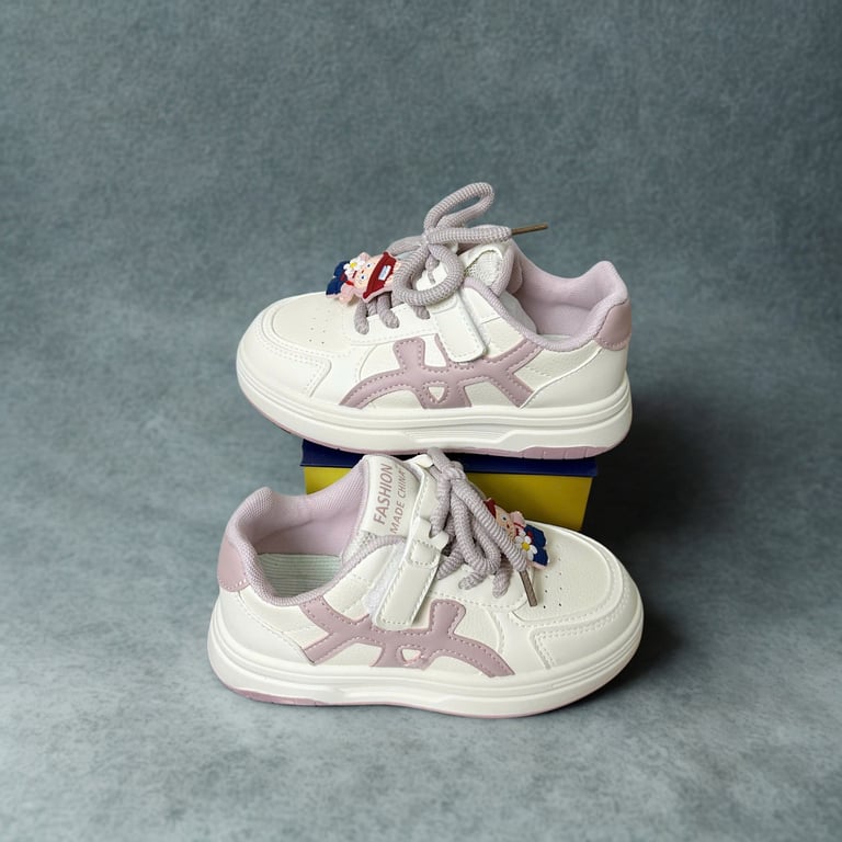 M138 Giày Sneaker Thể Thao Trẻ Em Da Mềm Đính Charm Hoạt Hình Dễ Thương (Màu Trắng Đen / Trắng Tím Pastel)