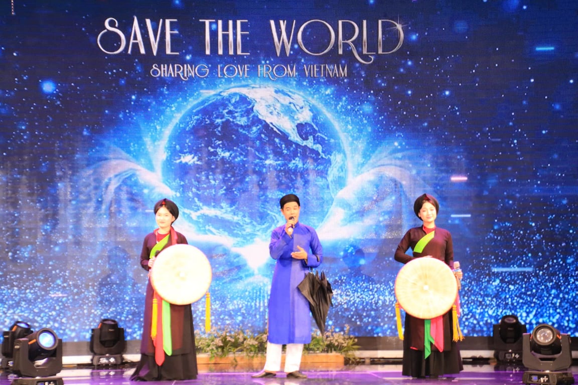 Từ tiếng đàn nơi hành lang bệnh viện đến dự án âm nhạc toàn cầu "Save The World"