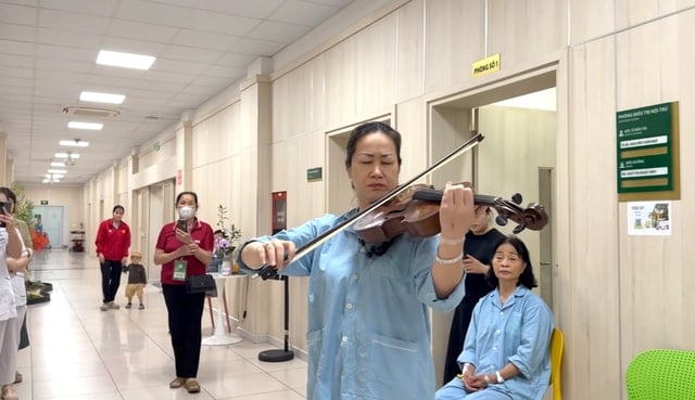 Từ tiếng đàn nơi hành lang bệnh viện đến khát vọng "chữa lành" thế giới