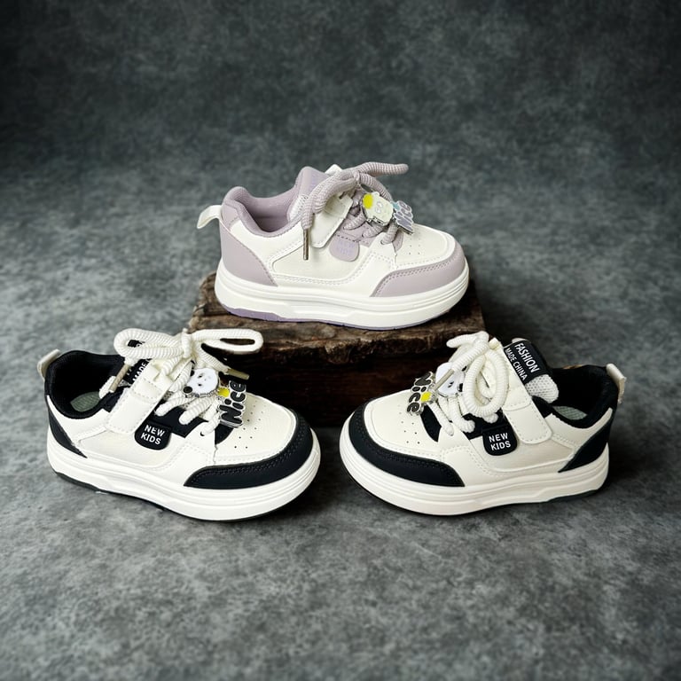 M138 Giày Sneaker Thể Thao Trẻ Em Da Mềm Đính Charm Hoạt Hình Dễ Thương (Màu Trắng Đen / Trắng Tím Pastel)