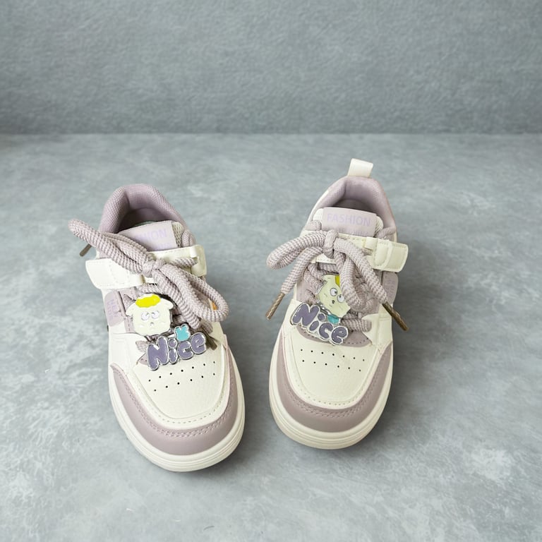 M138 Giày Sneaker Thể Thao Trẻ Em Da Mềm Đính Charm Hoạt Hình Dễ Thương (Màu Trắng Đen / Trắng Tím Pastel)