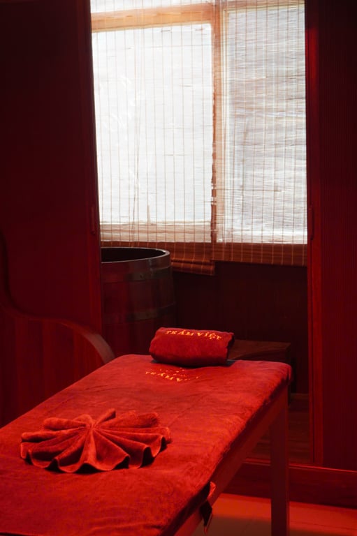 Giải Mã: Tắm Thảo Dược Ở Đâu Tốt Nhất Hà Nội? Nâng Cấp Từ "Tắm Lá Thuốc" Lên "Thủy Liệu Trầm Hương"