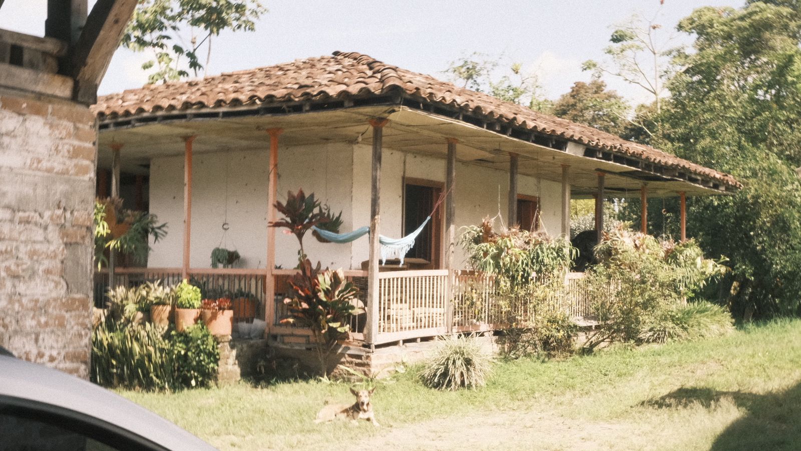 Casa de finca con corredor, hamacas y jardín