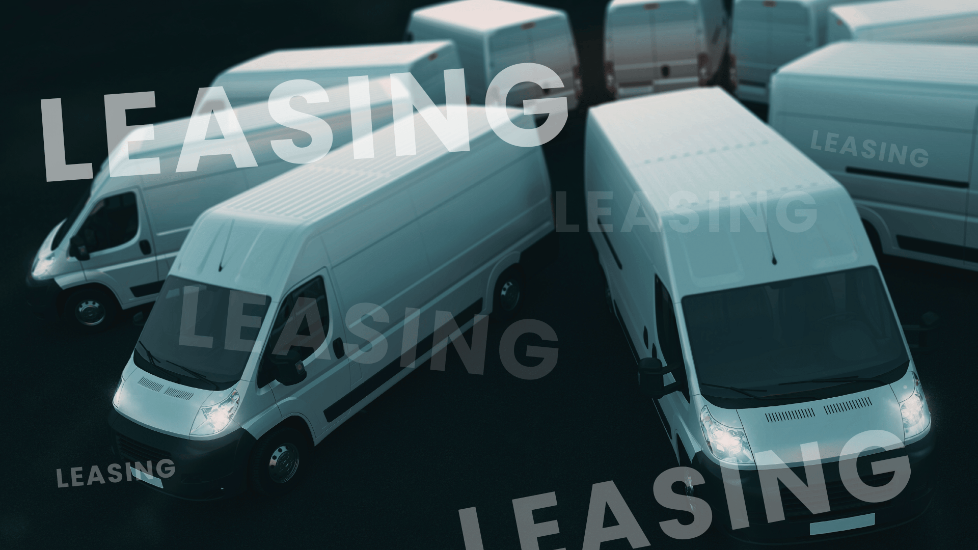 Reihe weißer Kleintransporter als Leasingfahrzeuge für Unternehmen