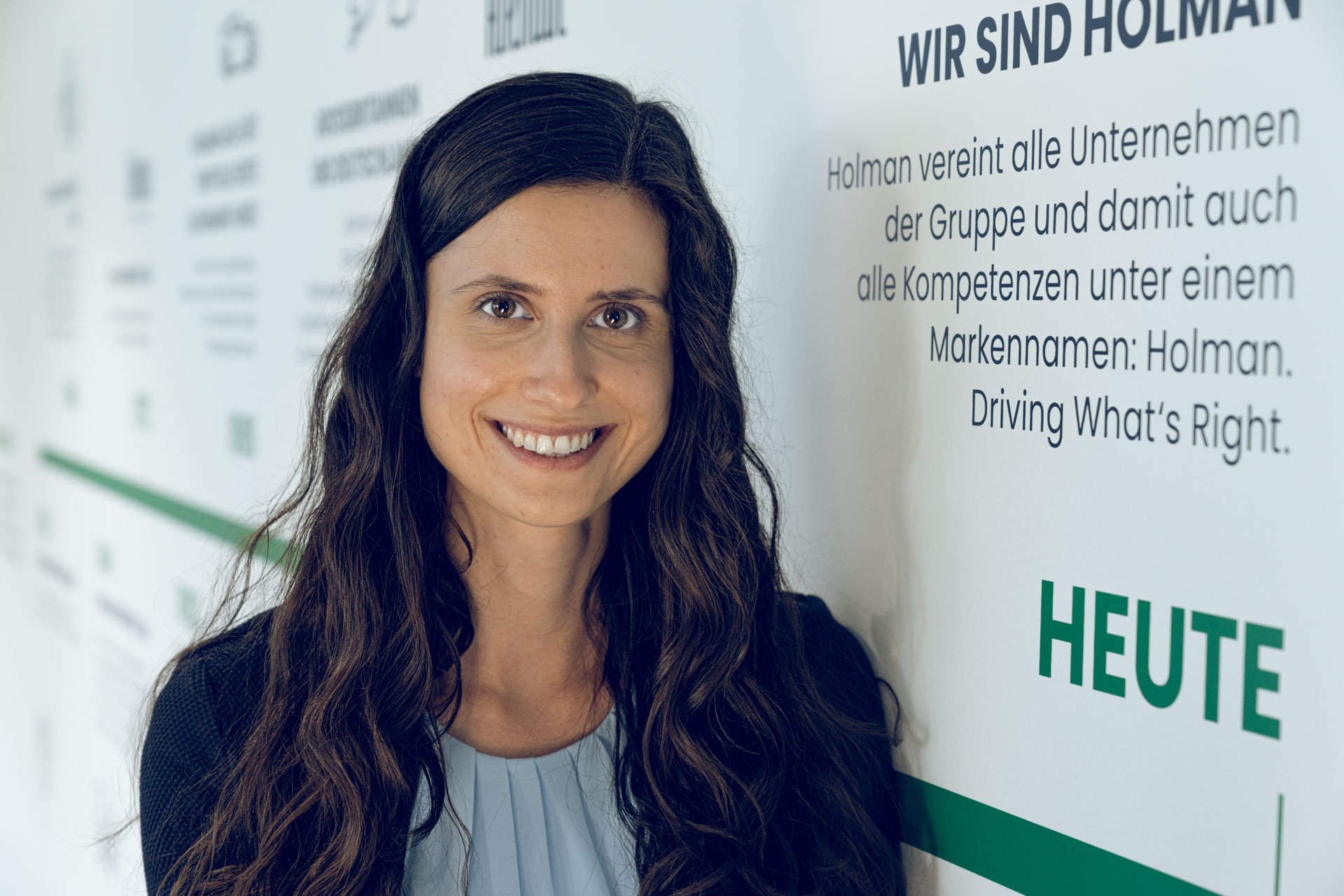 Mitarbeiterin im Büro bei Holman als Teil eines modernen Arbeitsumfelds im Bereich Karriere und Entwicklung