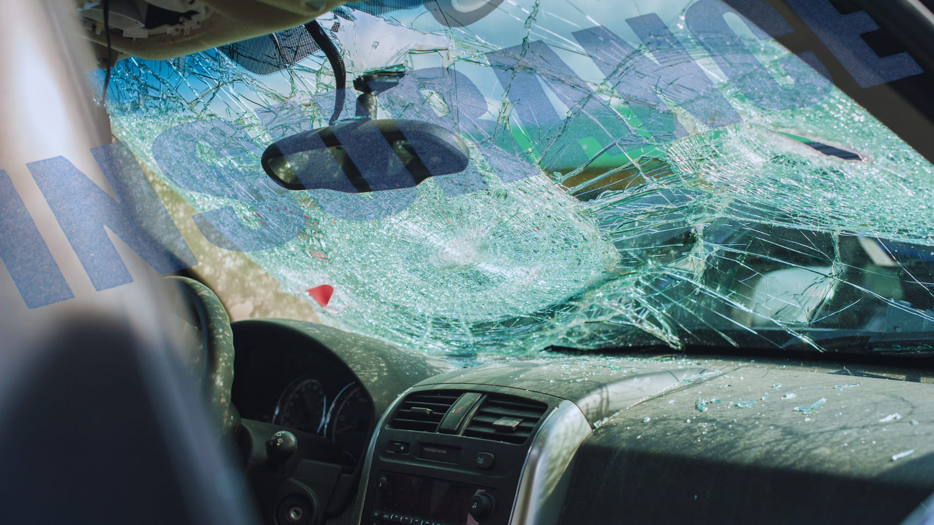 Beschädigtes Firmenfahrzeug mit stark zerstörter Frontscheibe nach einem Verkehrsunfall als Symbol für Schadenfälle in der Flottenversicherung und im Fuhrparkmanagement.