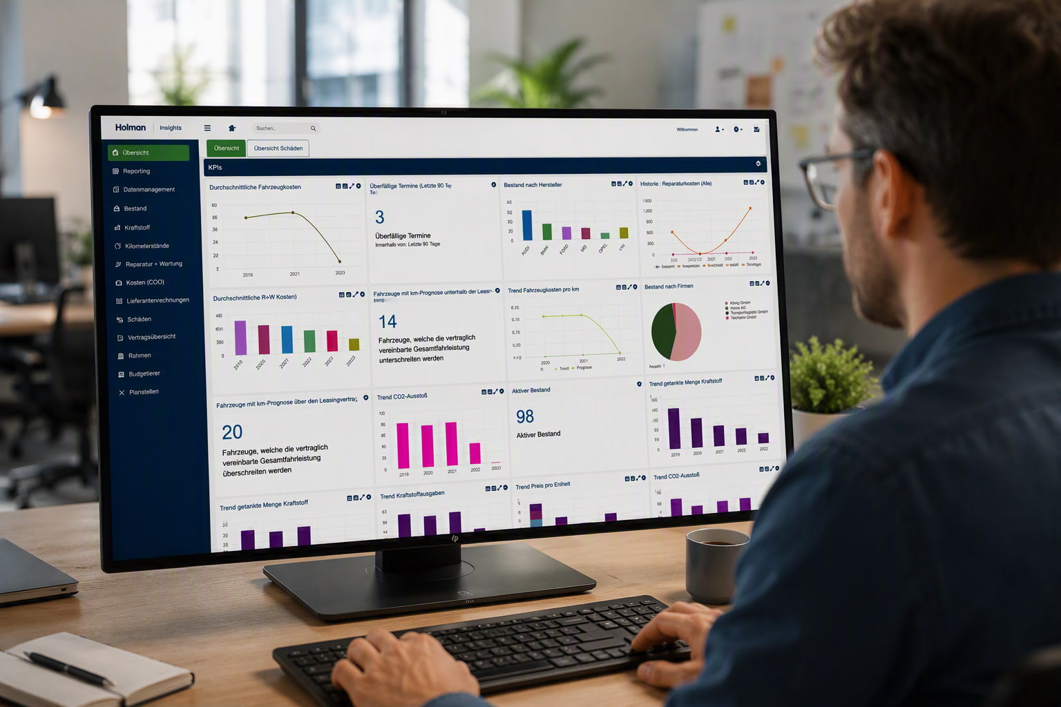 Mitarbeiter analysieren Fuhrparkdaten und Kennzahlen auf einem digitalen Dashboard zur Optimierung von Kosten, Auslastung und Fahrzeugmanagement.