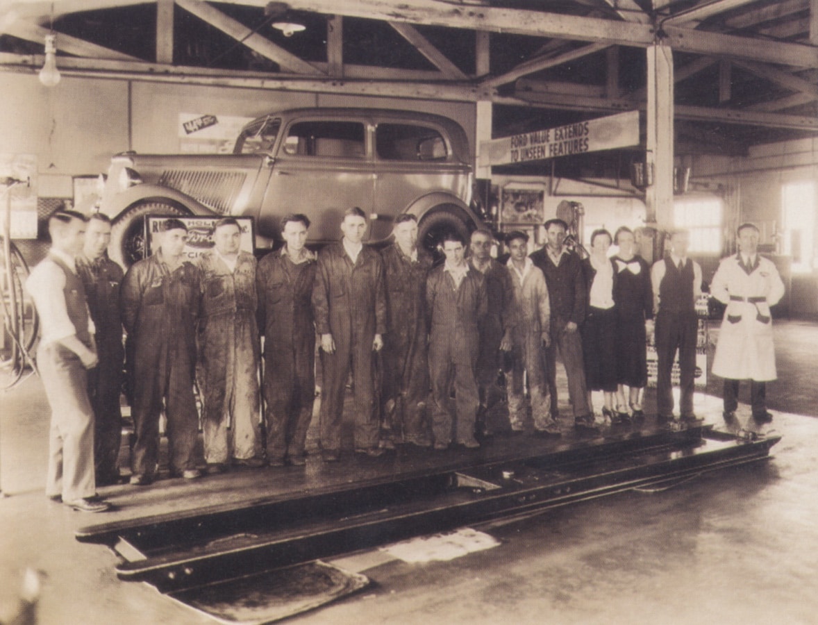 Black and white picture of the Holmans' team